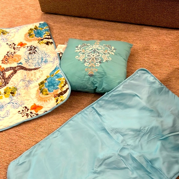Two pillow shams and a decorative pillow - Picture 2 of 6